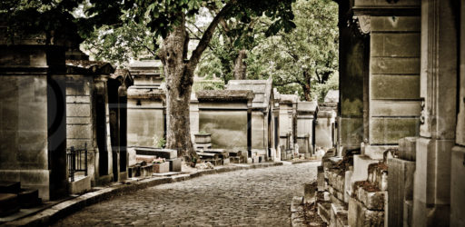 Paris Père Lachaise Cemetery – Around the Curve
