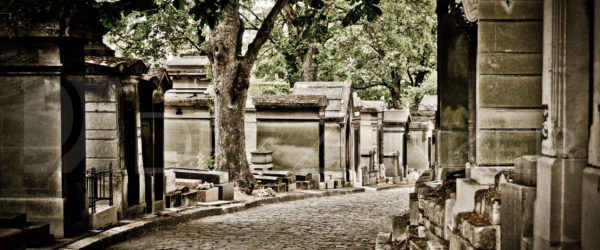 Paris Père Lachaise Cemetery – Around the Curve