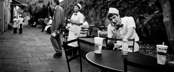 New Orleans Street Photography – Behind the Cafe Du Monde