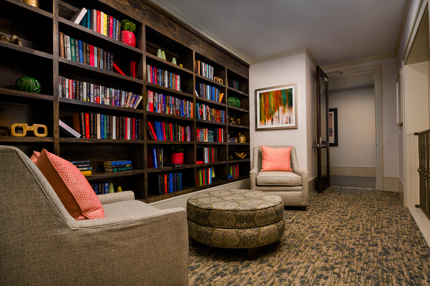 Interior photo of a library nook in an apartment community space. This resident amenity is in Houston's Energy Corridor.